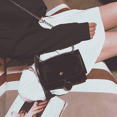 Много модерна вечерна дамска лачена чанта в четири цвята с дълга дръжка през рамо