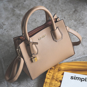 Κομψή τσάντα κατάλληλη για τη μεταφορά στο χέρι και τον ώμο