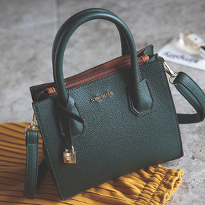 Κομψή τσάντα κατάλληλη για τη μεταφορά στο χέρι και τον ώμο