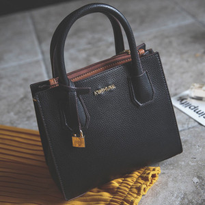 Κομψή τσάντα κατάλληλη για τη μεταφορά στο χέρι και τον ώμο