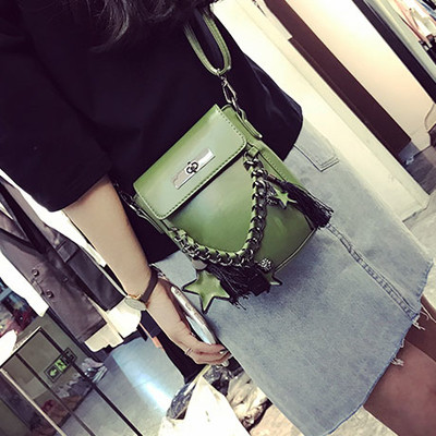 Δερμάτινη τσάντα με αλυσίδα και αστέρια