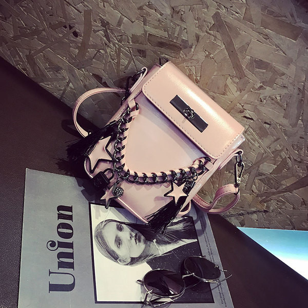 Δερμάτινη τσάντα με αλυσίδα και αστέρια