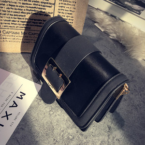 Μεγάλη βράδυ κυρίες τσάντα με χρυσό κούμπωμα και μακριά λαβή