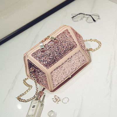 Μίνι χαρτοφύλακα κοπέλα με πούλιες και ένα μακρύ χερούλι