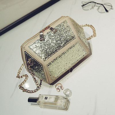 Μίνι χαρτοφύλακα κοπέλα με πούλιες και ένα μακρύ χερούλι