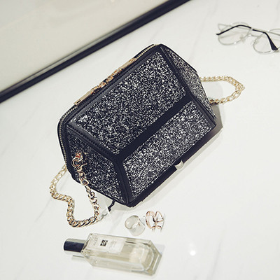 Μίνι χαρτοφύλακα κοπέλα με πούλιες και ένα μακρύ χερούλι