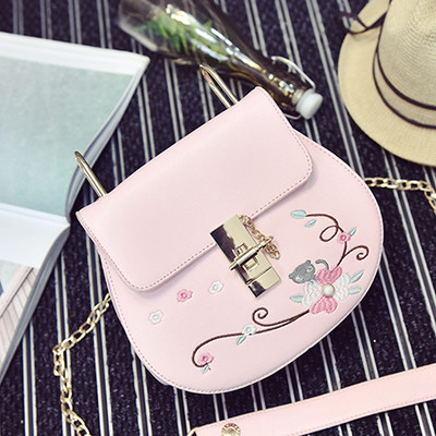 Κεντημένα τσάντα με λαβή πάνω από τον ώμο σε τρία διαφορετικά χρώματα