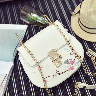 Κεντημένα τσάντα με λαβή πάνω από τον ώμο σε τρία διαφορετικά χρώματα