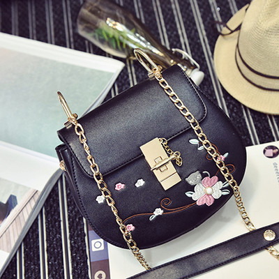 Κεντημένα τσάντα με λαβή πάνω από τον ώμο σε τρία διαφορετικά χρώματα