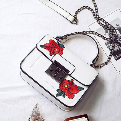 Κεντημένη γυναικείατσάντα  με τριαντάφυλλα κεντήματα και μακρύ λουράκι ώμου