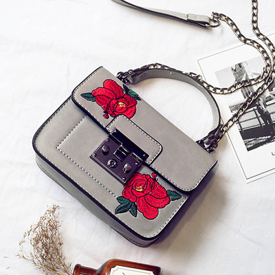 Κεντημένη γυναικείατσάντα  με τριαντάφυλλα κεντήματα και μακρύ λουράκι ώμου