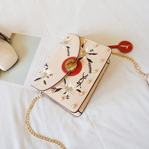 Μια μεγάλη τσάντα με χάντρες και κεντήματα των λουλουδιών με μακριά λαβή ώμου