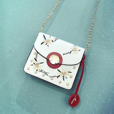 Μια μεγάλη τσάντα με χάντρες και κεντήματα των λουλουδιών με μακριά λαβή ώμου