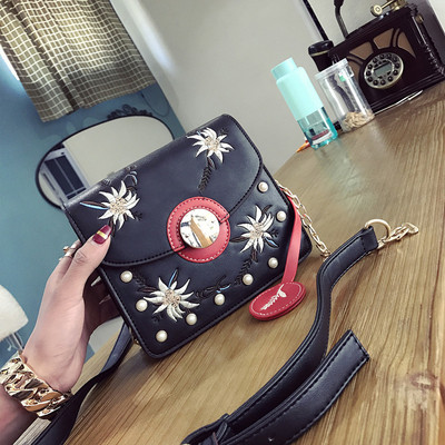 Μια μεγάλη τσάντα με χάντρες και κεντήματα των λουλουδιών με μακριά λαβή ώμου