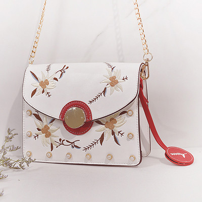 Μια μεγάλη τσάντα με χάντρες και κεντήματα των λουλουδιών με μακριά λαβή ώμου