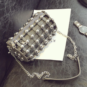 Уникална дамска чанта с дълга дръжка през рамо и железни мъниста