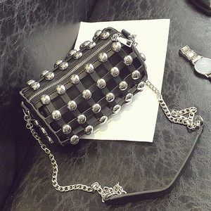 Уникална дамска чанта с дълга дръжка през рамо и железни мъниста