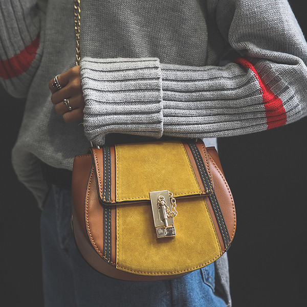 Стилна спортно-елегантна дамска чантичка с дълга дръжка през рамо