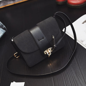 Γυναικεία τσάντα ώμου σε τρία διαφορετικά χρώματα με ενδιαφέρον κούμπωμα