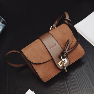 Γυναικεία τσάντα ώμου σε τρία διαφορετικά χρώματα με ενδιαφέρον κούμπωμα