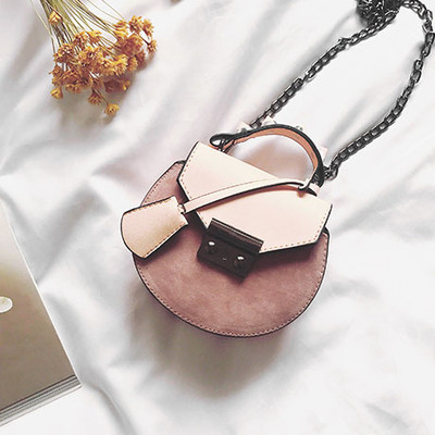 Όμορφη κυρία μικρή τσάντα με ιμάντα ώμου πάνω από τον ώμο του