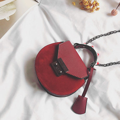 Όμορφη κυρία μικρή τσάντα με ιμάντα ώμου πάνω από τον ώμο του