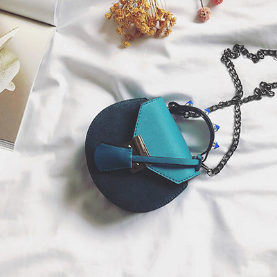 Όμορφη κυρία μικρή τσάντα με ιμάντα ώμου πάνω από τον ώμο του