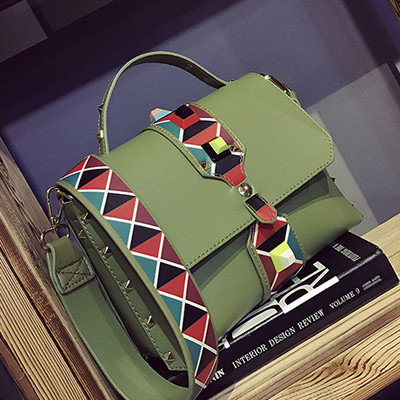 Стилна дамска кожена чанта с шарени нишки и дълга шарена дръжка