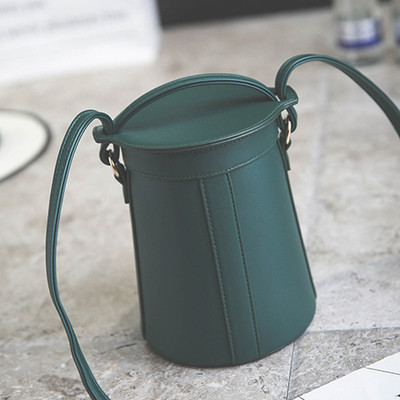 Ένα μεγάλο είδος τσάντα του κουβά με μακριά λαβή σε διάφορα χρώματα