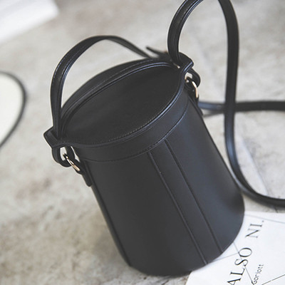 Ένα μεγάλο είδος τσάντα του κουβά με μακριά λαβή σε διάφορα χρώματα