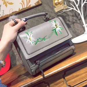 δερμάτινη τσάντα με κέντημα λουλούδια