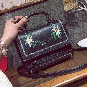 δερμάτινη τσάντα με κέντημα λουλούδια