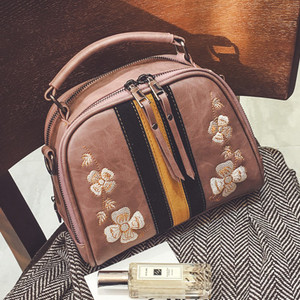 Γυναικεία δερμάτινη τσάντα με κεντήματα λουλουδιών και μακρύ λουράκι ώμου