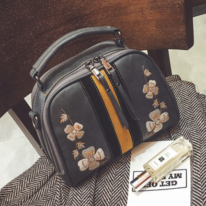 Γυναικεία δερμάτινη τσάντα με κεντήματα λουλουδιών και μακρύ λουράκι ώμου