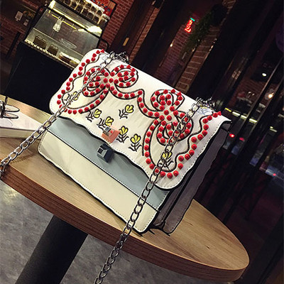 Μοναδική τσάντα με ιμάντα ώμου πάνω από τον ώμο και χάντρες του