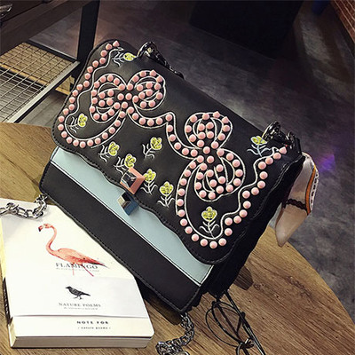 Μοναδική τσάντα με ιμάντα ώμου πάνω από τον ώμο και χάντρες του