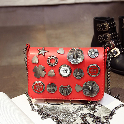 Дамска чанта с дълга верижка за през рамо и сребристи орнаменти