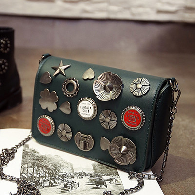 Дамска чанта с дълга верижка за през рамо и сребристи орнаменти