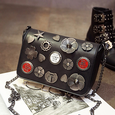 Дамска чанта с дълга верижка за през рамо и сребристи орнаменти