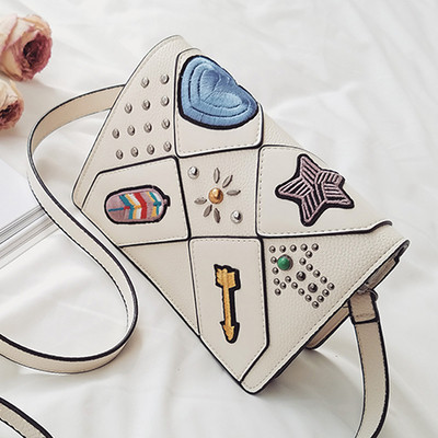 Πρακτική τσάντα με μακριές λαβές και κεντήματα σε διάφορα χρώματα