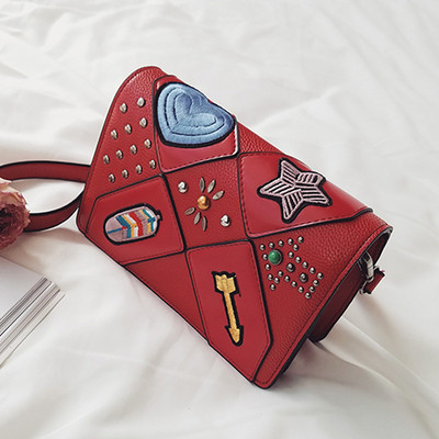 Πρακτική τσάντα με μακριές λαβές και κεντήματα σε διάφορα χρώματα