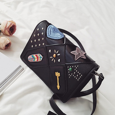 Πρακτική τσάντα με μακριές λαβές και κεντήματα σε διάφορα χρώματα