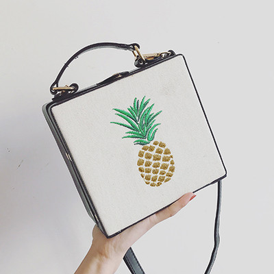 Ένα μεγάλο τύπου χαρτοφύλακα δερμάτινη τσάντα με κέντημα ανανά