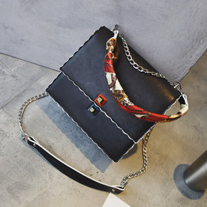 Γυναικείες τσάντες σε λευκό και μαύρο χρώμα