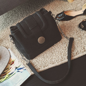 Καθημερινά τσάντα σε διάφορα χρώματα με μεγάλη λαβή