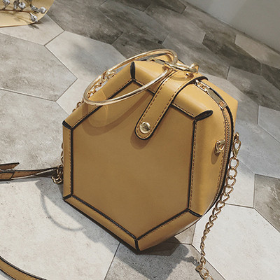 Εξαιρετικά κομψή τσάντα με δαχτυλίδι για μεταφορά στο χέρι και ιμάντα ώμου πάνω από τον ώμο του