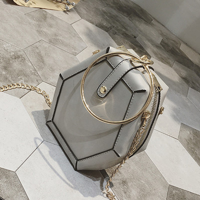 Εξαιρετικά κομψή τσάντα με δαχτυλίδι για μεταφορά στο χέρι και ιμάντα ώμου πάνω από τον ώμο του