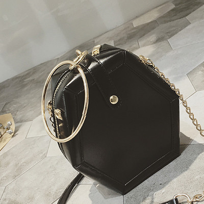 Εξαιρετικά κομψή τσάντα με δαχτυλίδι για μεταφορά στο χέρι και ιμάντα ώμου πάνω από τον ώμο του