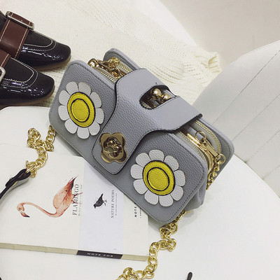 άνοιξη φρέσκα τακτοποιημένο κυρίας μίνι τσάντα σε διάφορα χρώματα