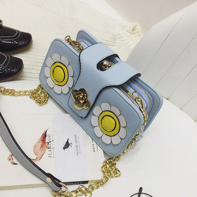 άνοιξη φρέσκα τακτοποιημένο κυρίας μίνι τσάντα σε διάφορα χρώματα